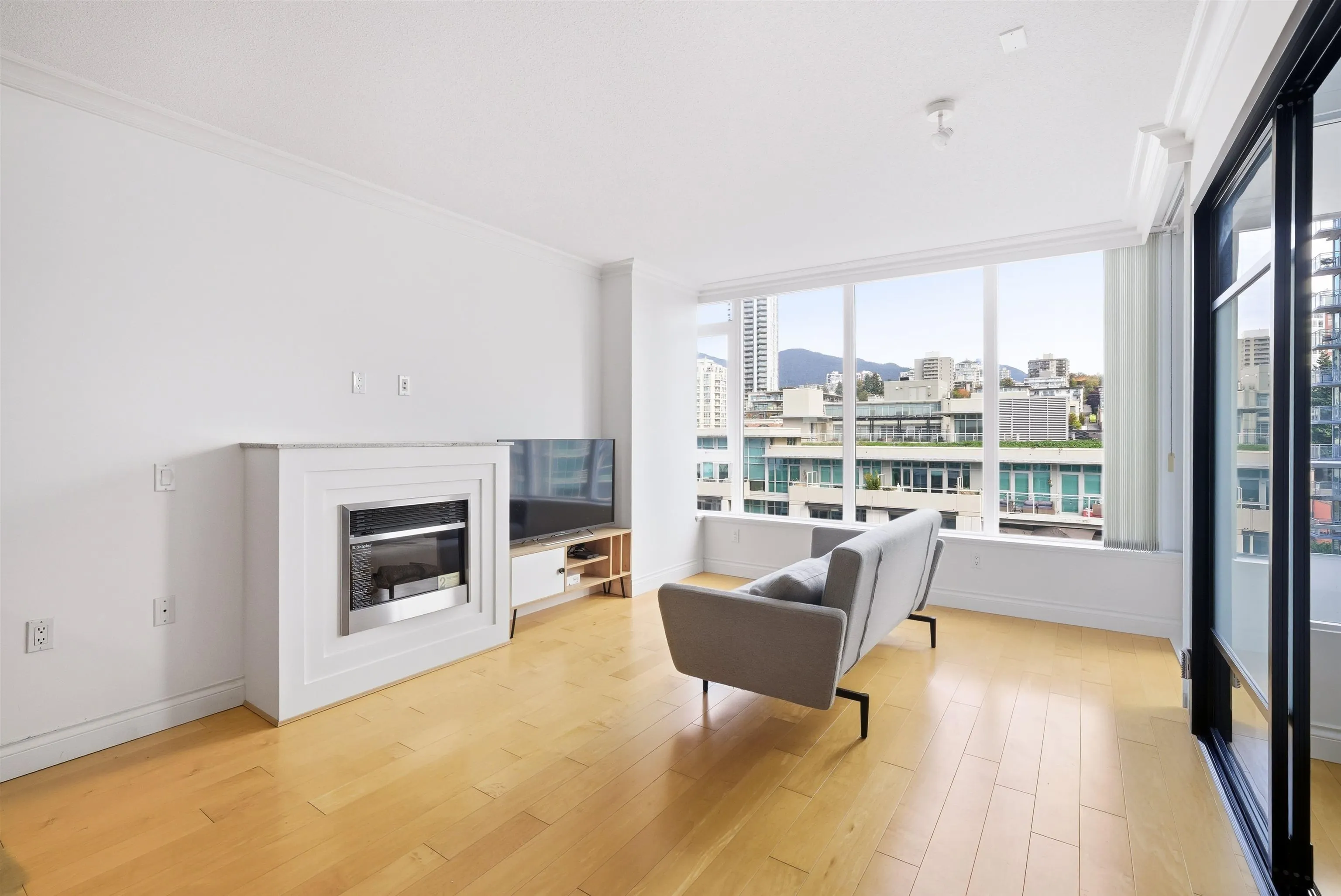 708 133 E Esplanade