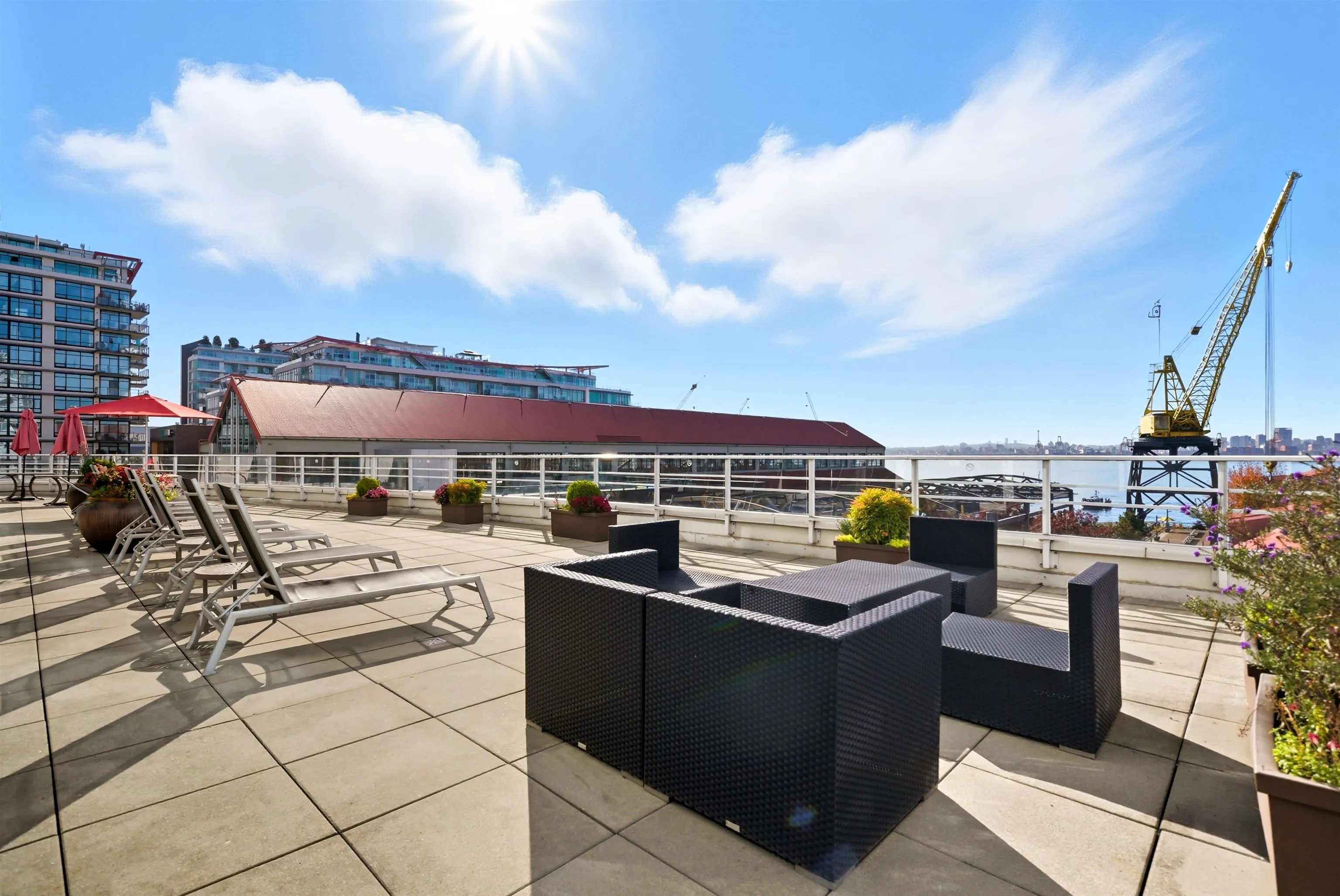 708 133 E Esplanade