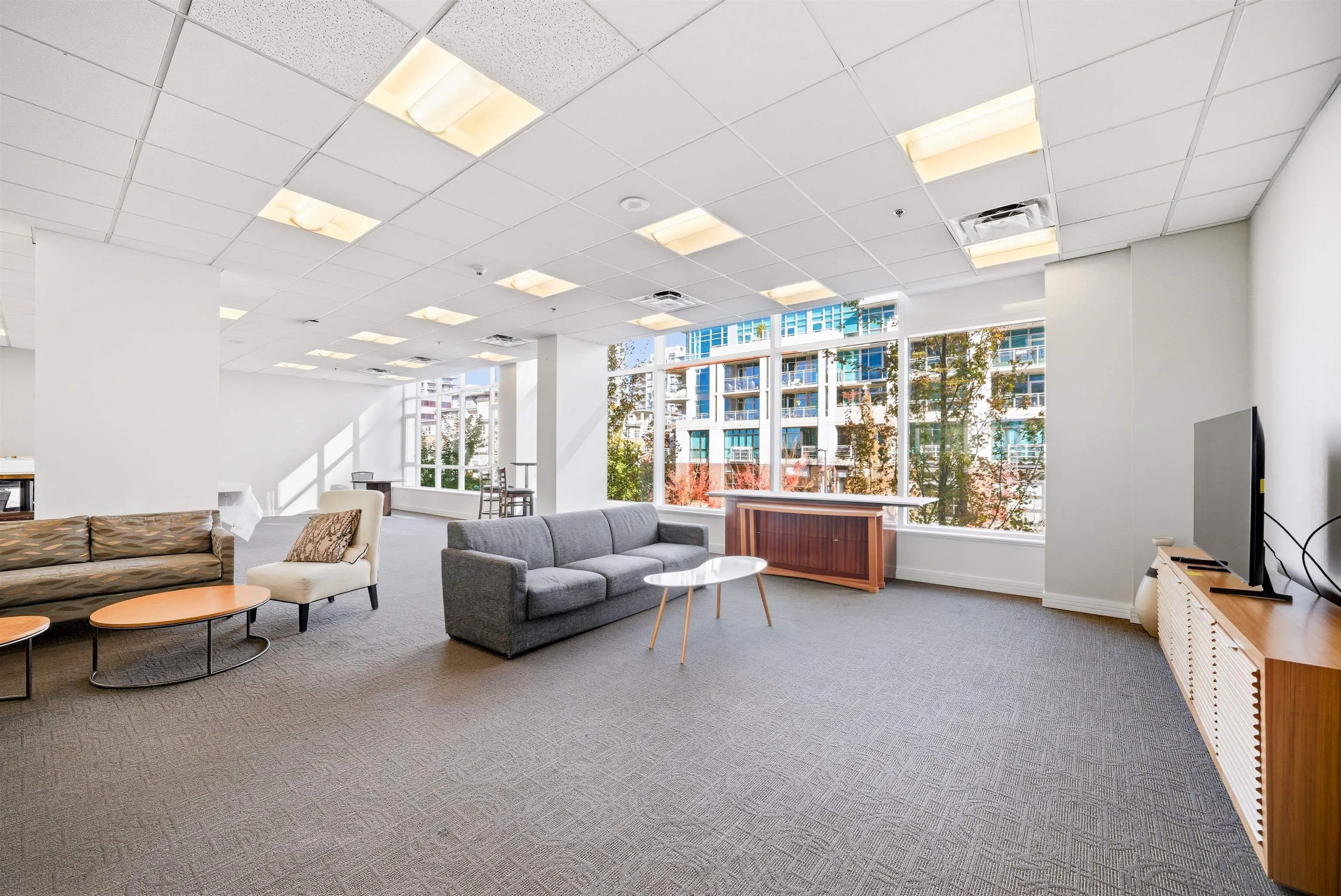 708 133 E Esplanade
