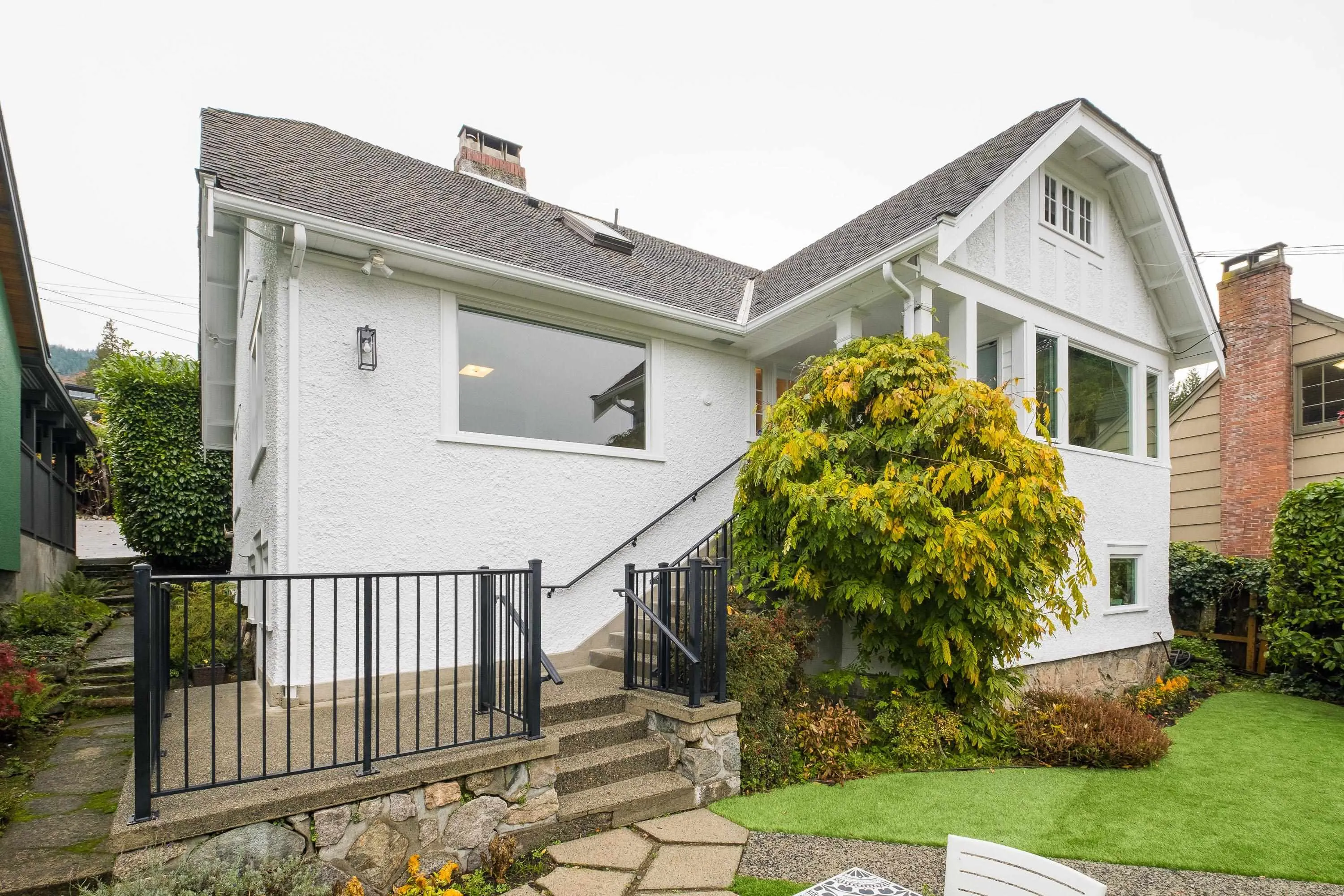 3260 Travers Avenue