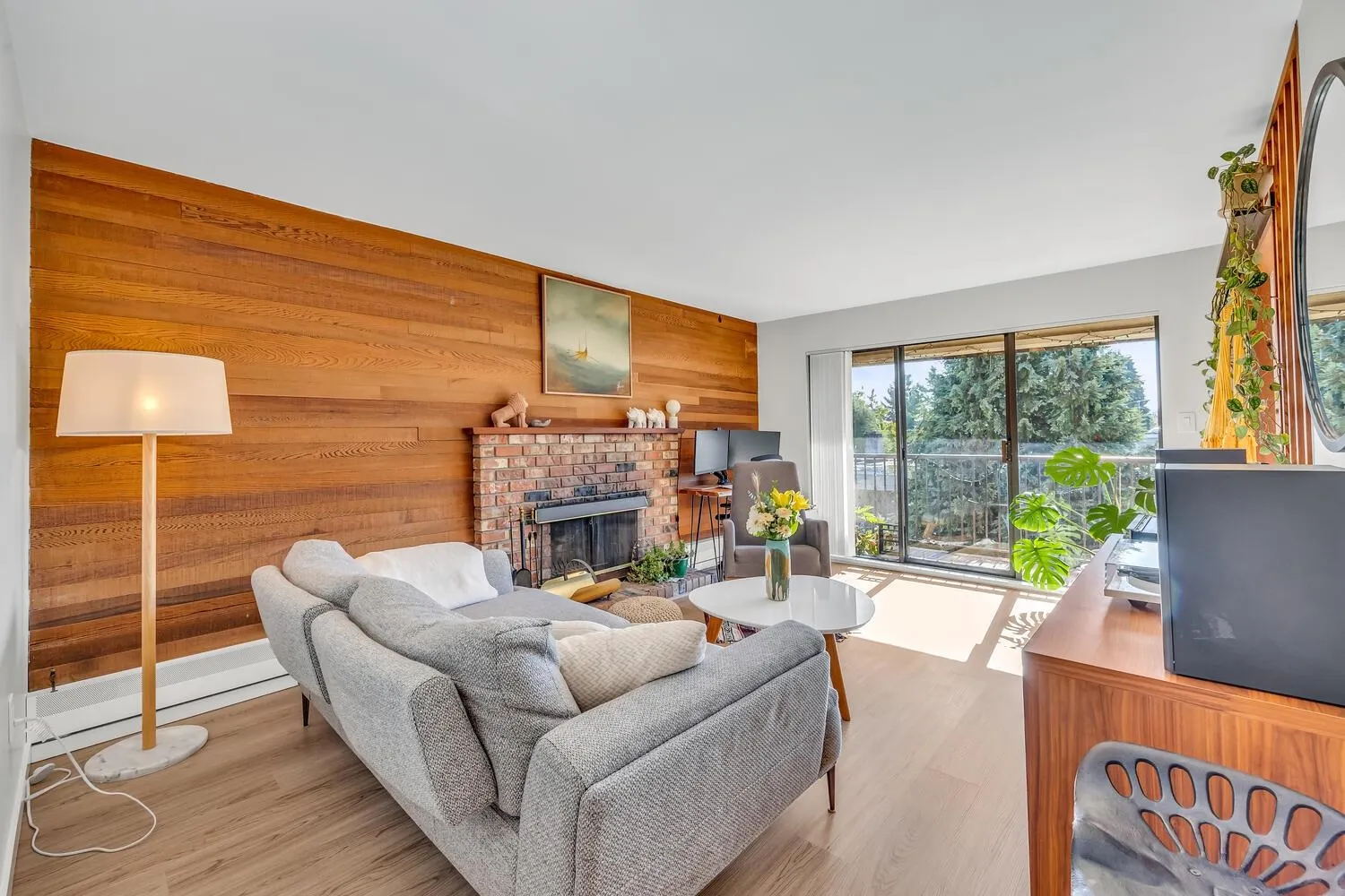 504 466 E Eighth Avenue