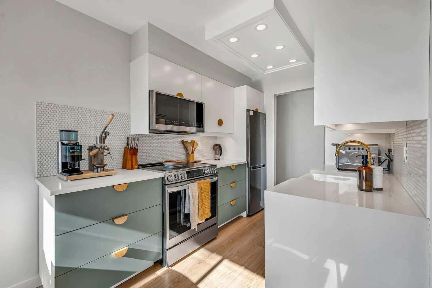 504 466 E Eighth Avenue