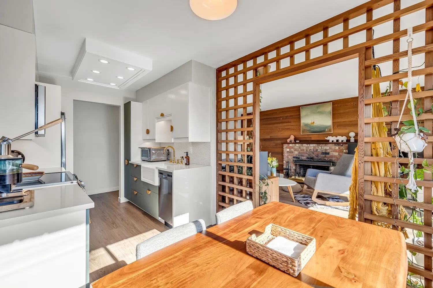 504 466 E Eighth Avenue