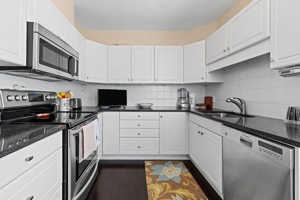 402 2271 Bellevue Avenue