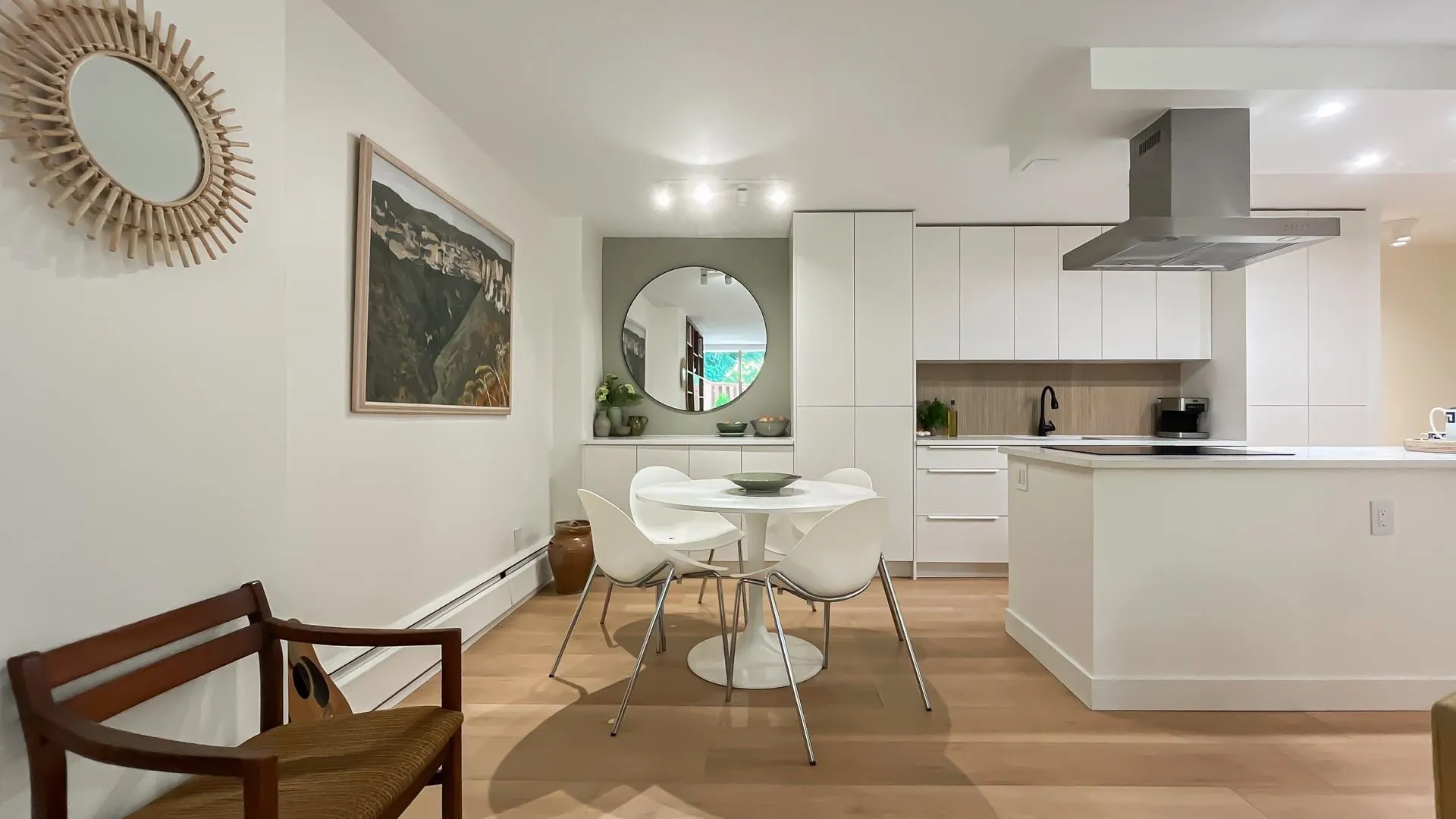 102 2016 Fullerton Avenue