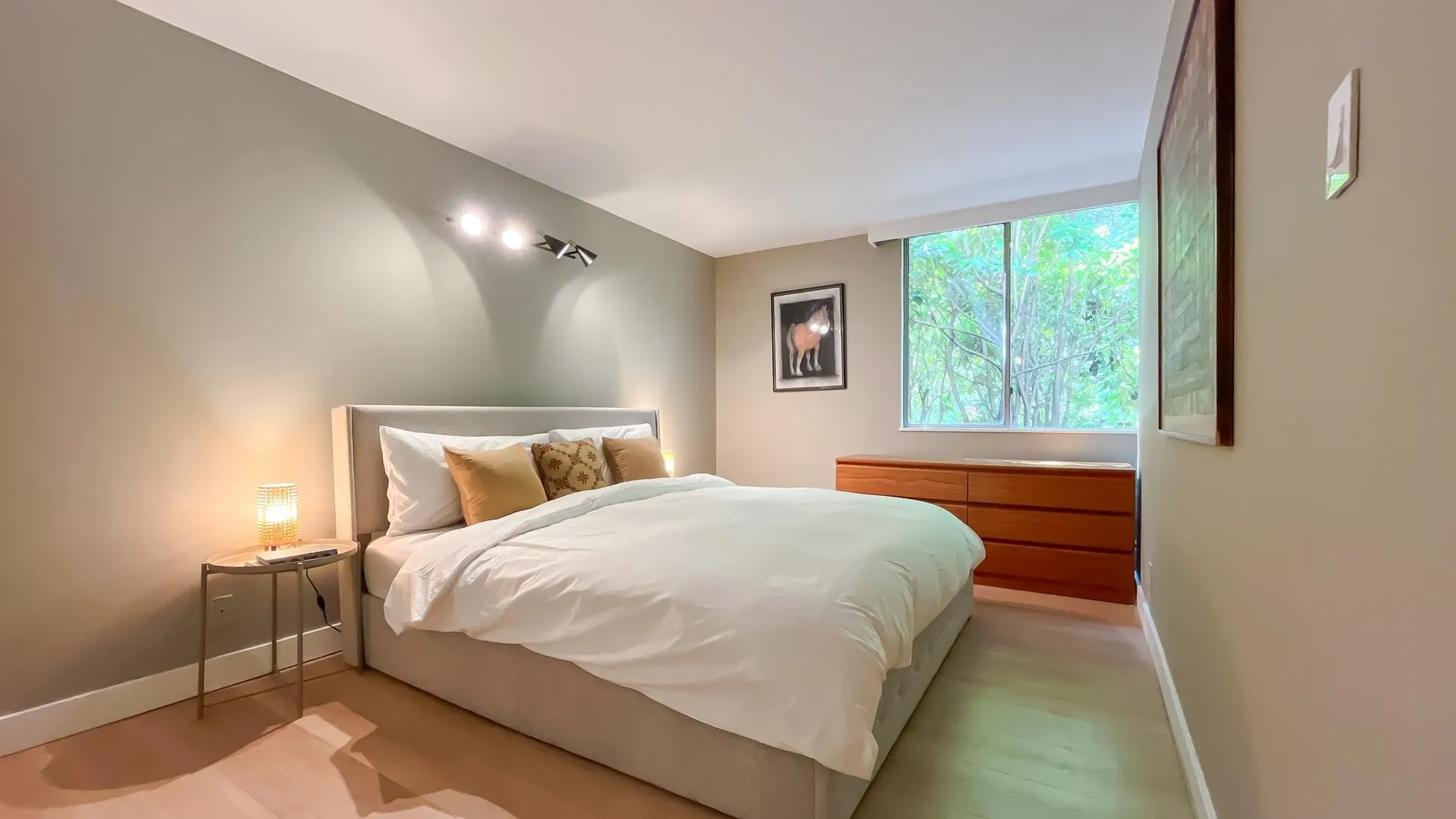 102 2016 Fullerton Avenue