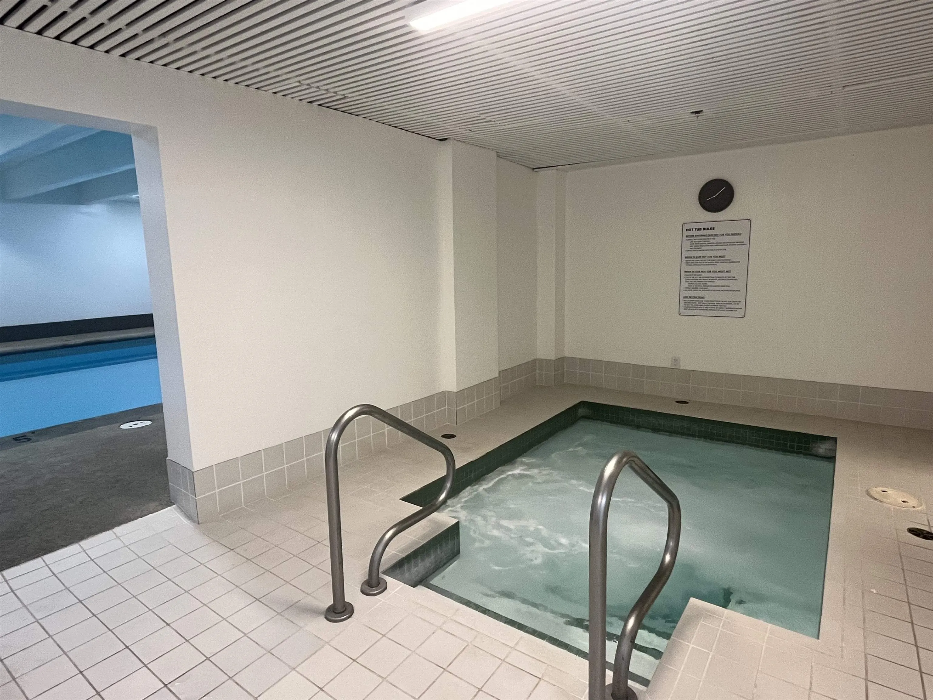 102 2016 Fullerton Avenue