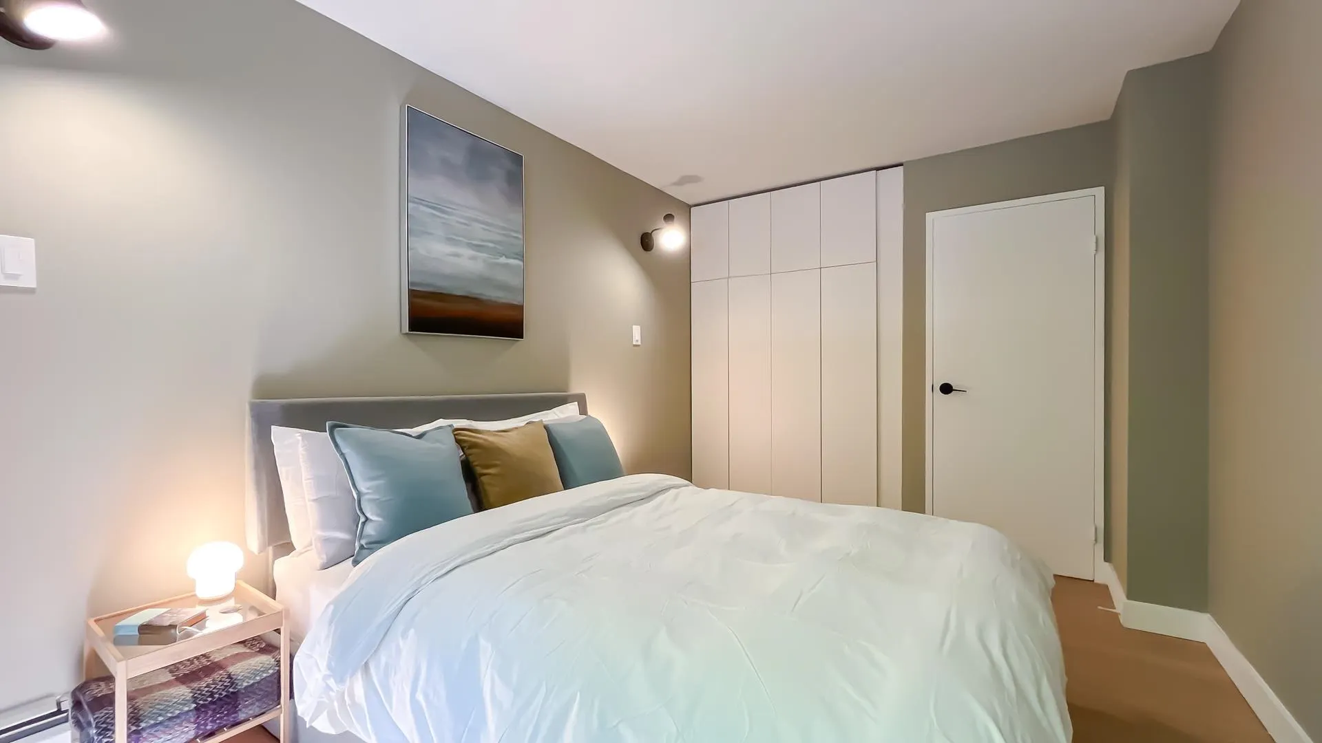 102 2016 Fullerton Avenue