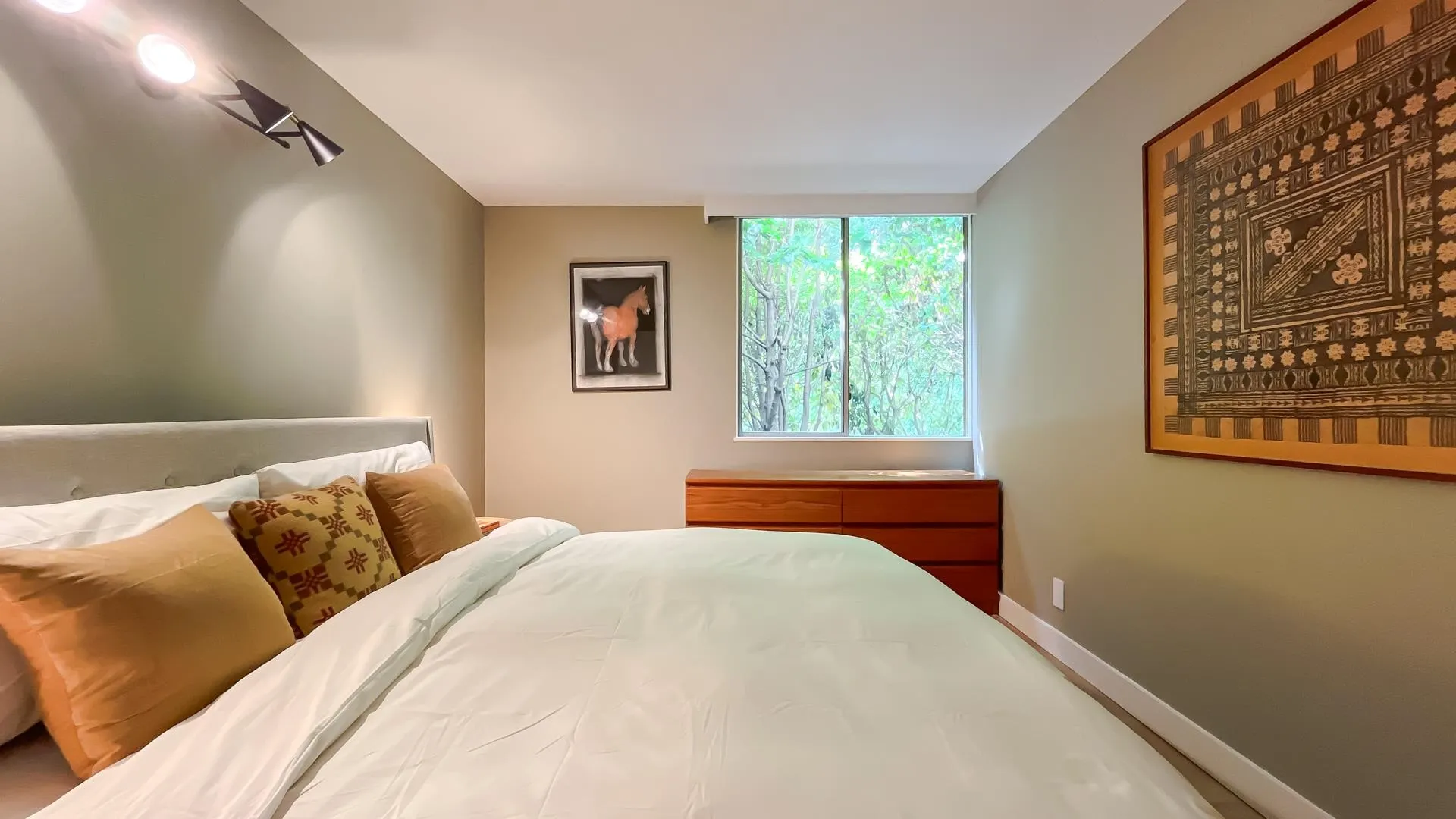 102 2016 Fullerton Avenue