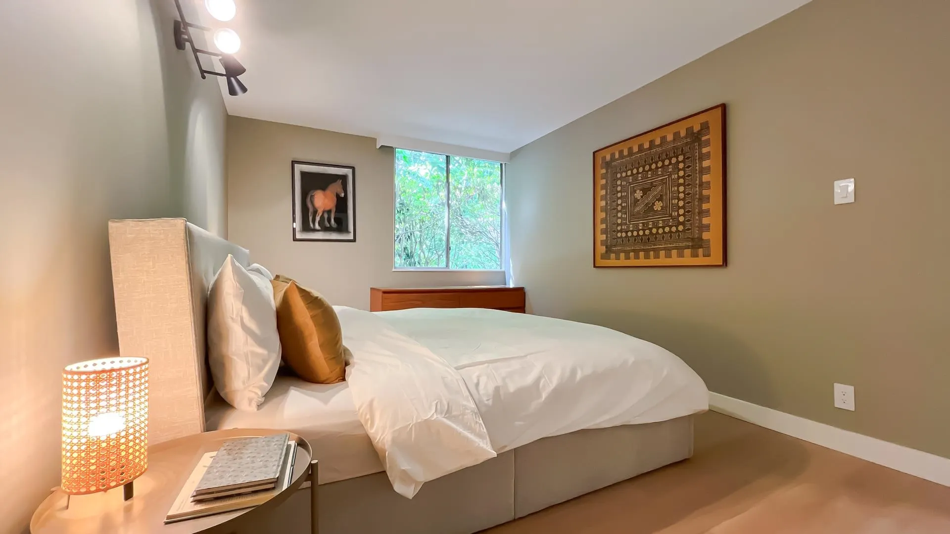 102 2016 Fullerton Avenue