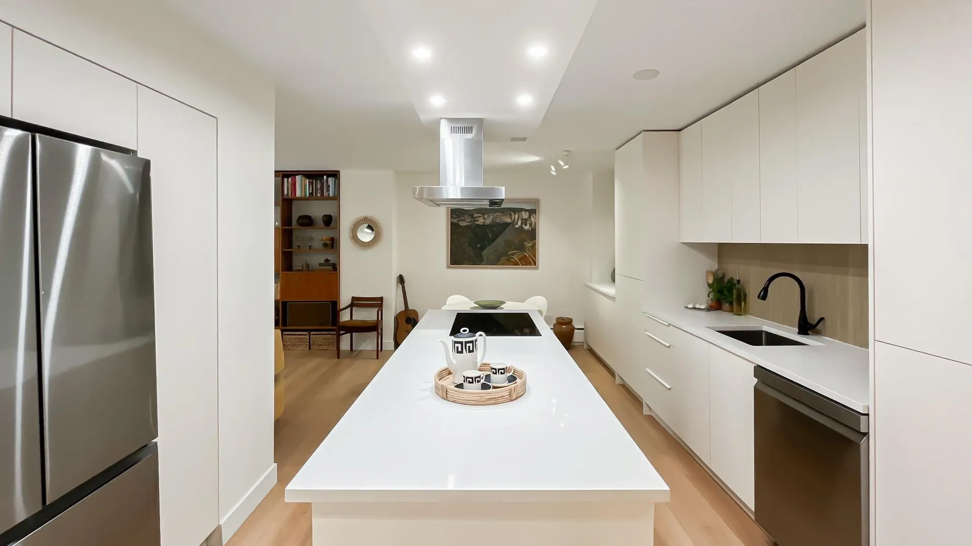 102 2016 Fullerton Avenue