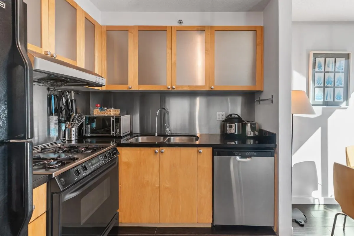 403 1003 Burnaby Street