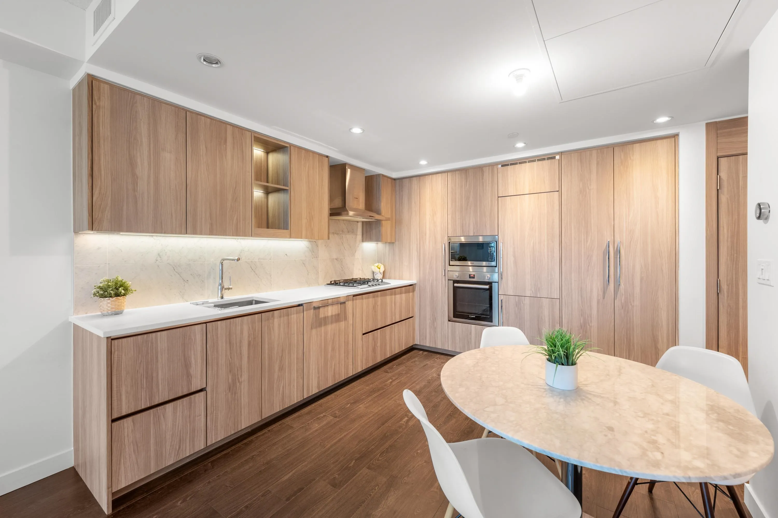 3905 4730 Lougheed Highway
