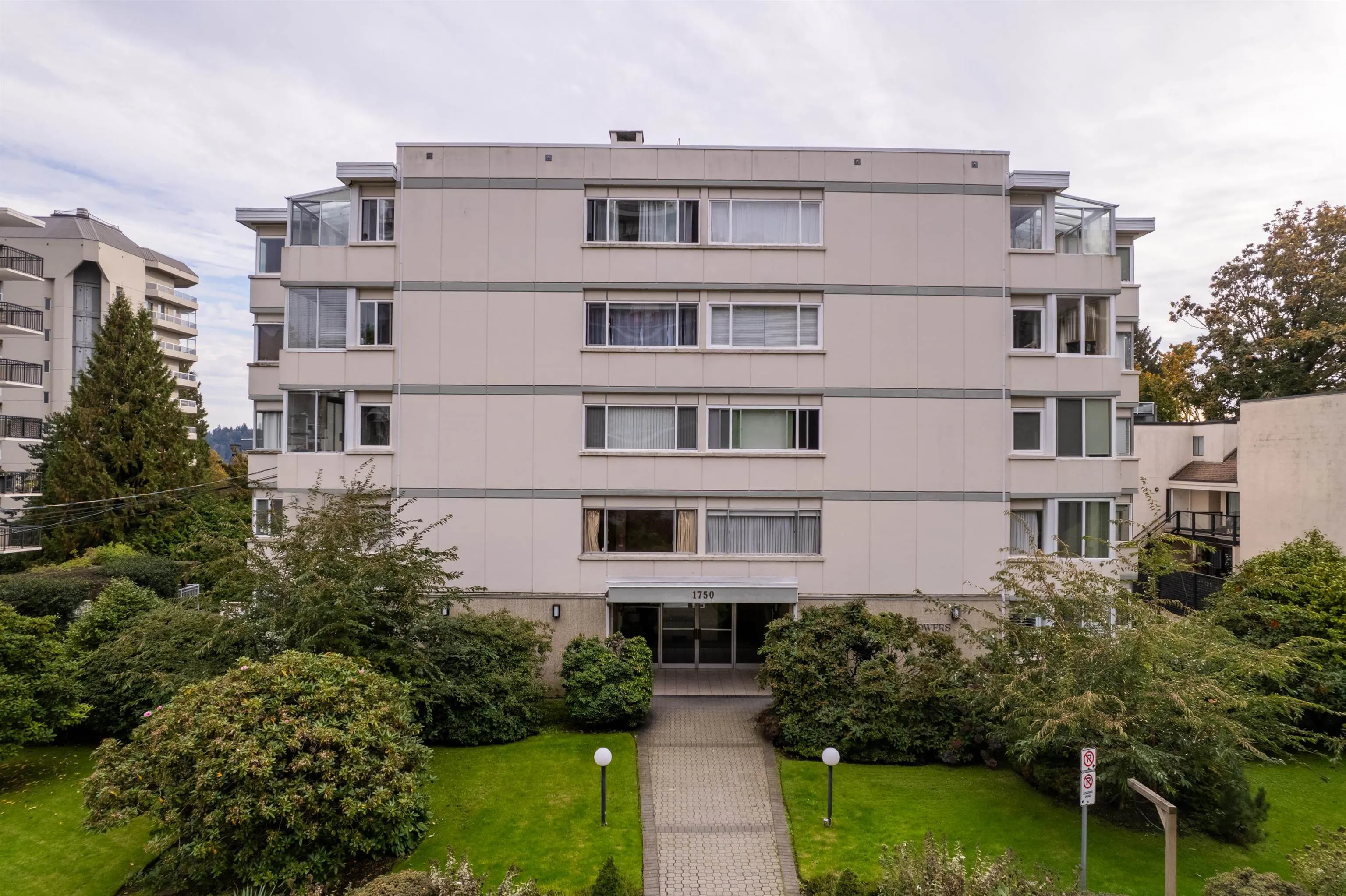 402 1750 Esquimalt Avenue
