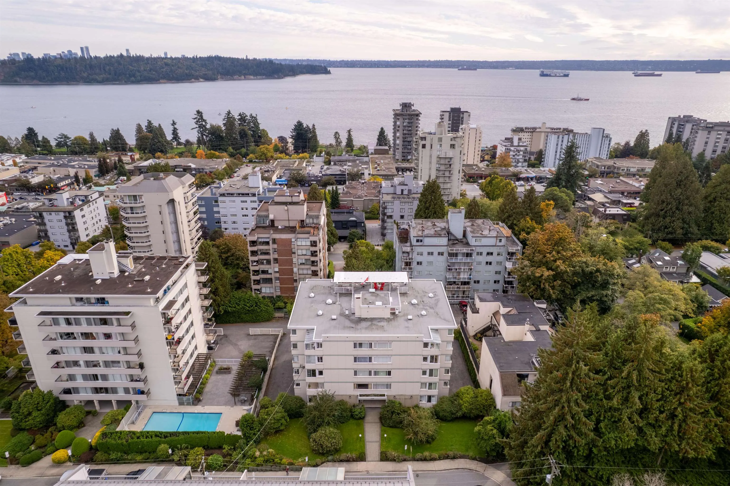 402 1750 Esquimalt Avenue