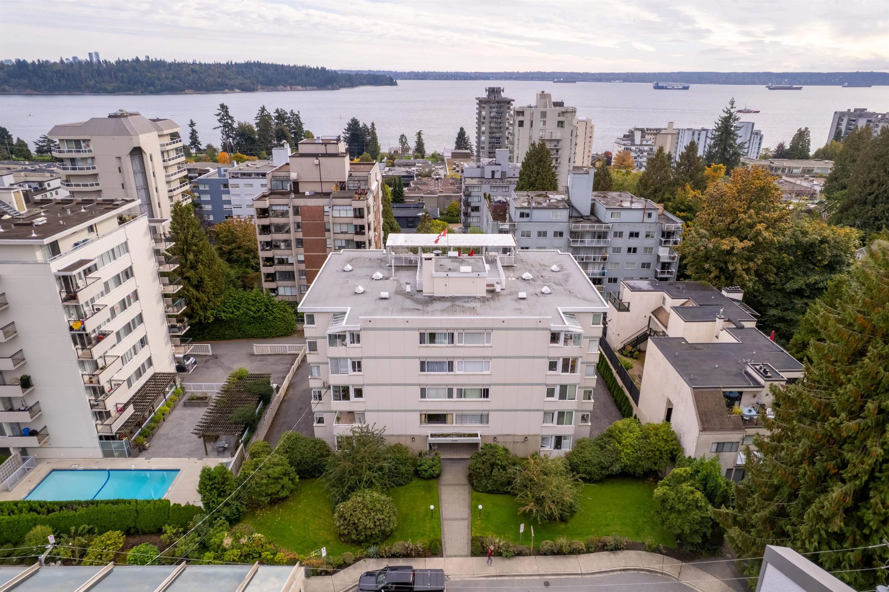 402 1750 Esquimalt Avenue