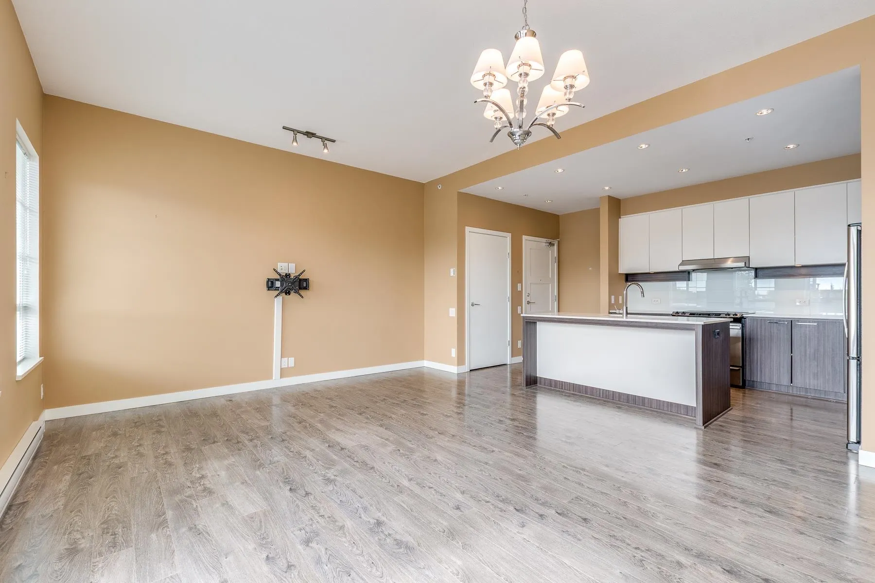 415 553 Foster Avenue