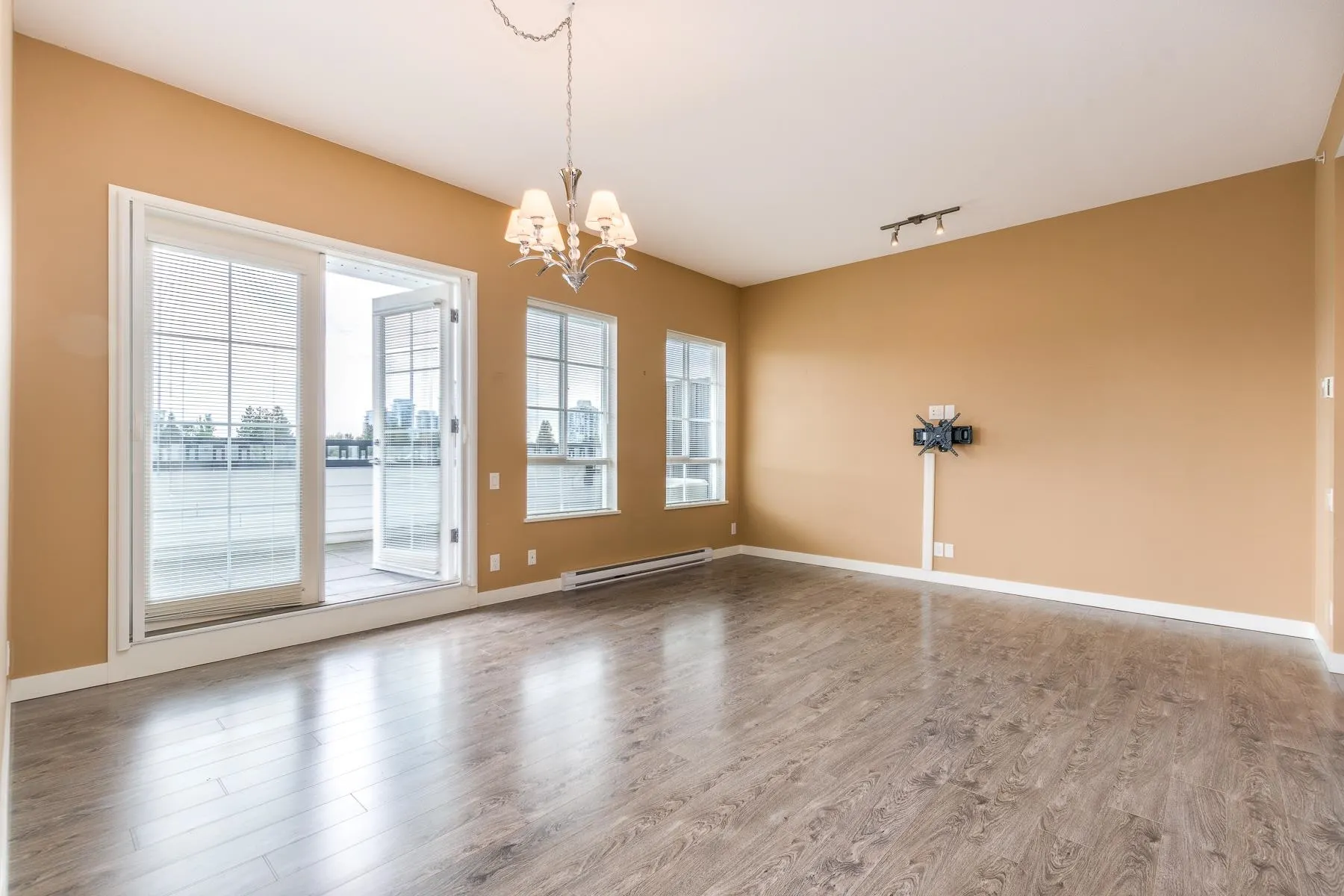 415 553 Foster Avenue