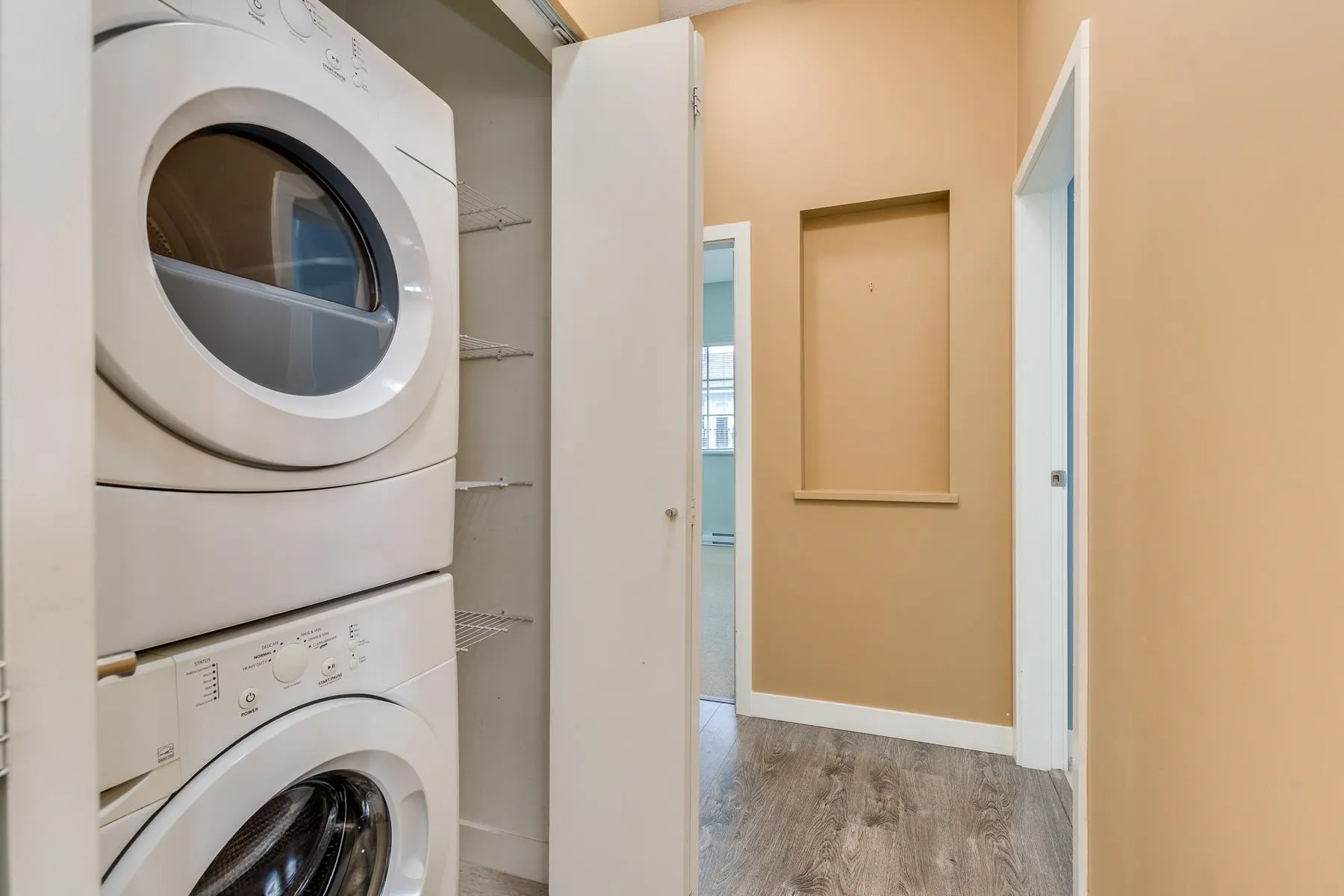 415 553 Foster Avenue