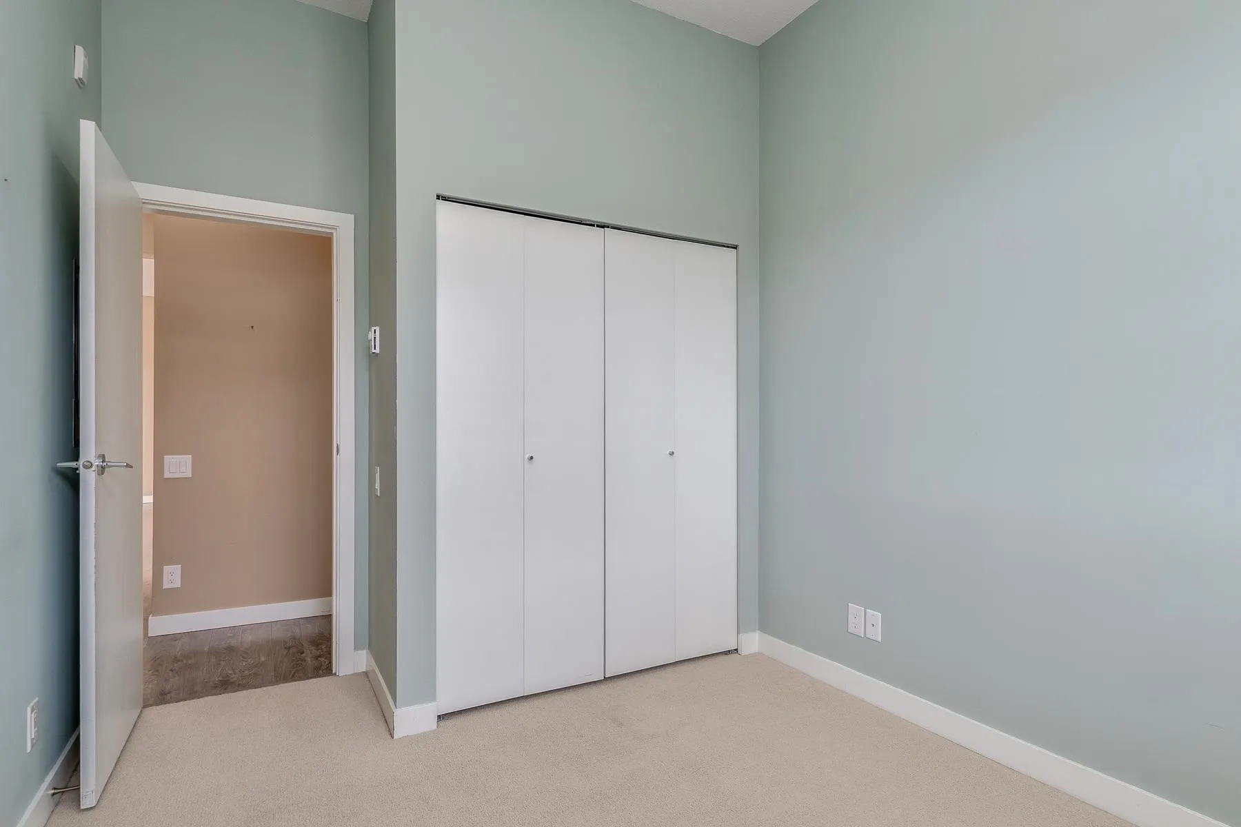 415 553 Foster Avenue