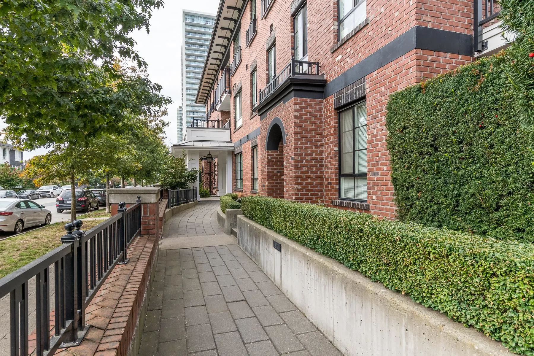 415 553 Foster Avenue