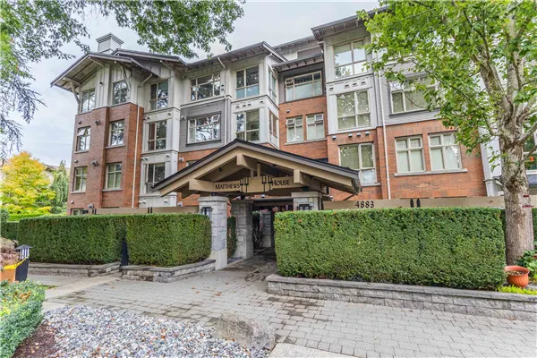 104 4883 Maclure Mews