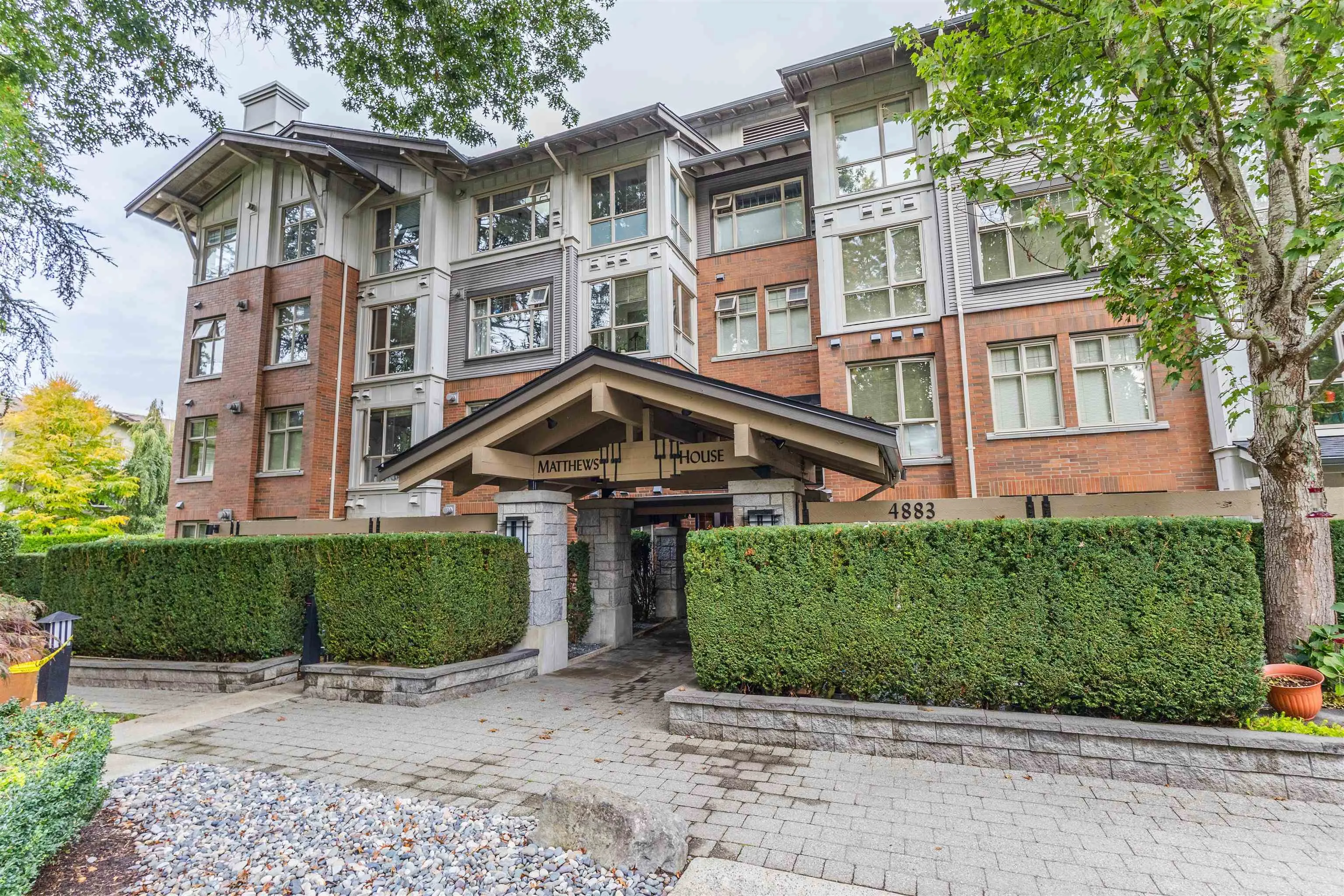 104 4883 Maclure Mews