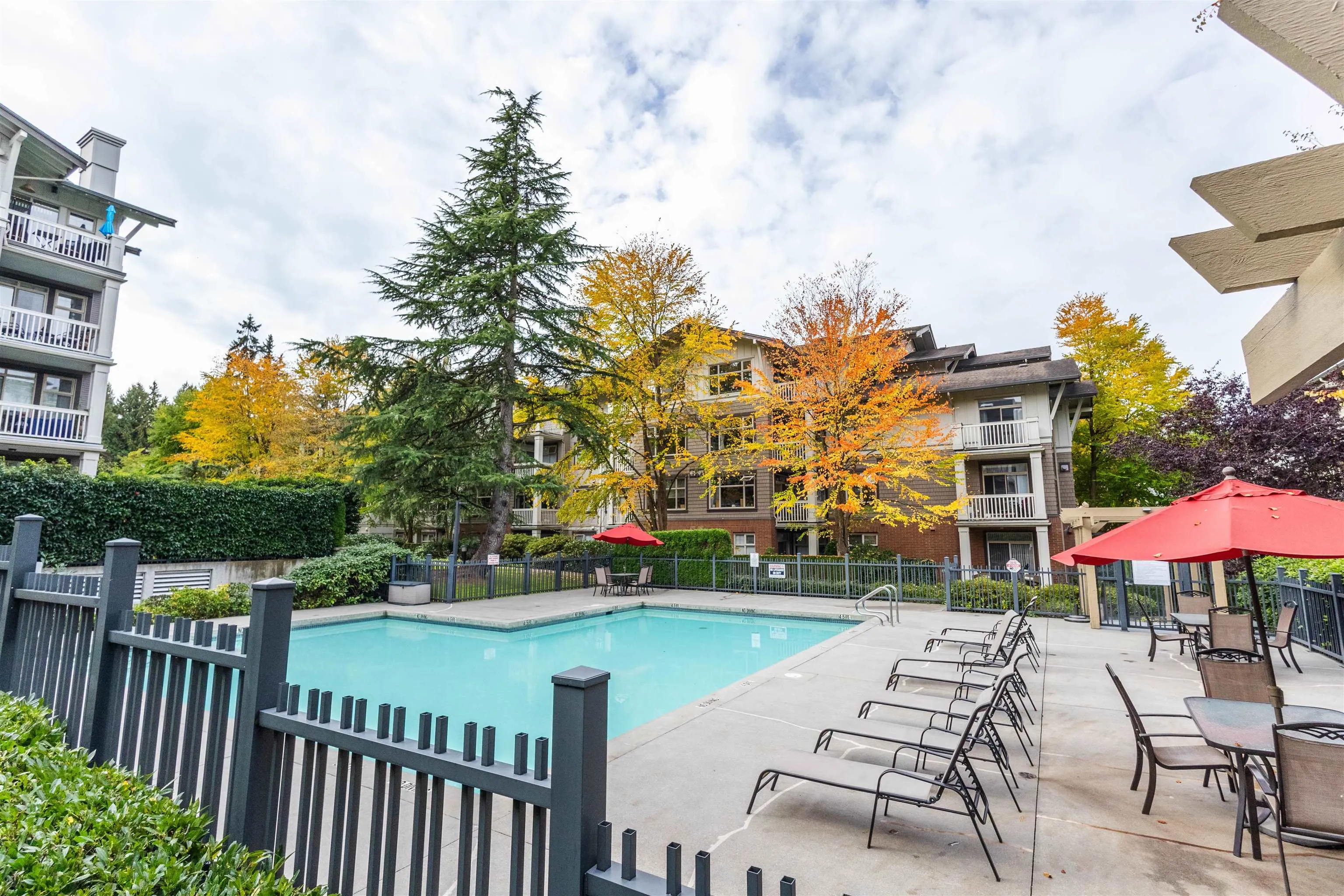 104 4883 Maclure Mews