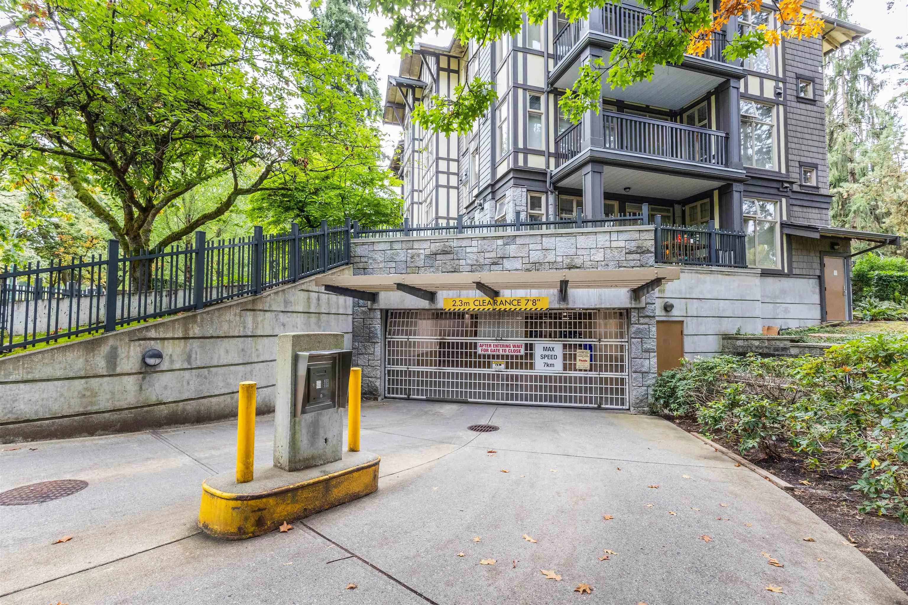104 4883 Maclure Mews