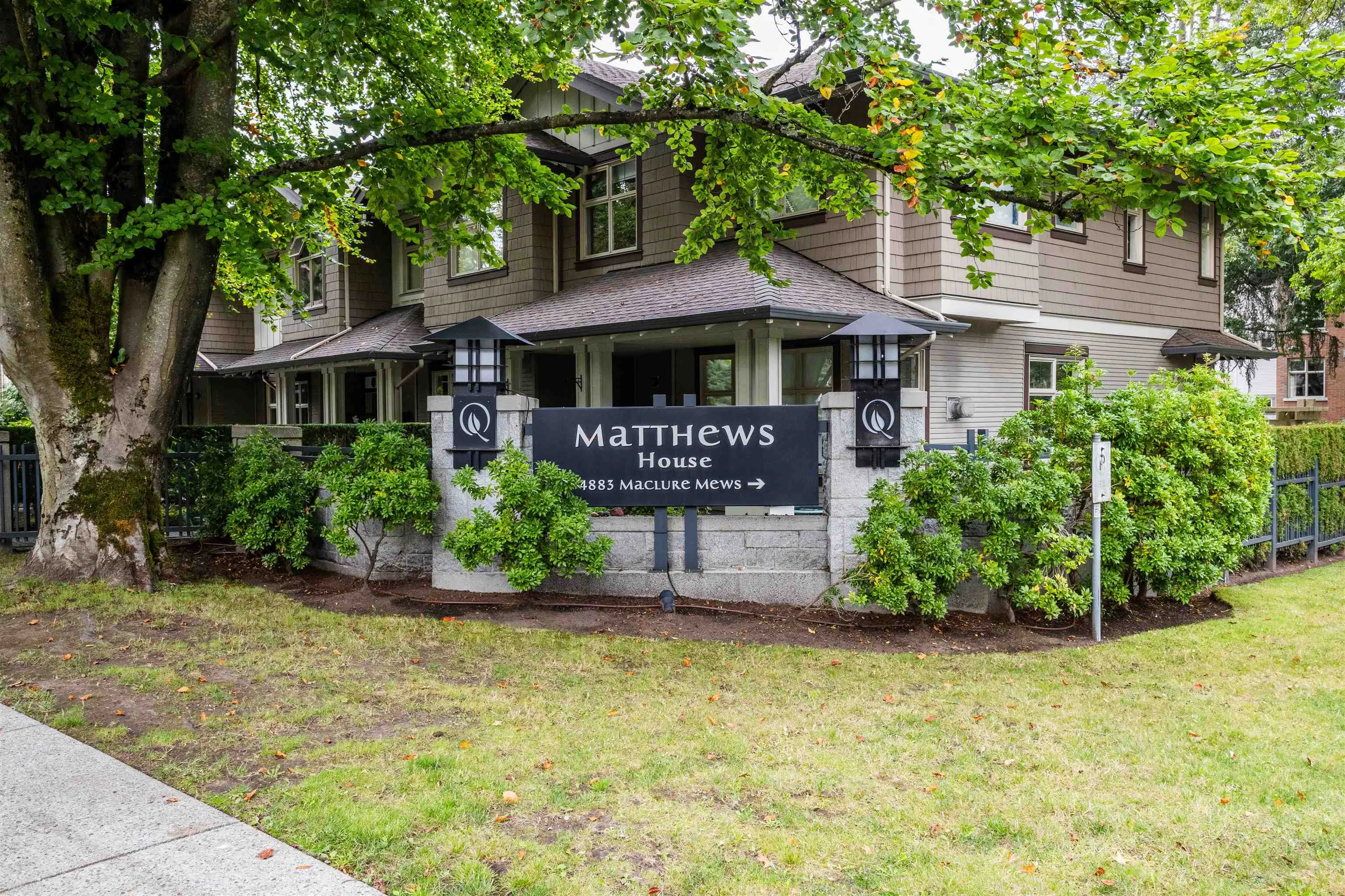104 4883 Maclure Mews