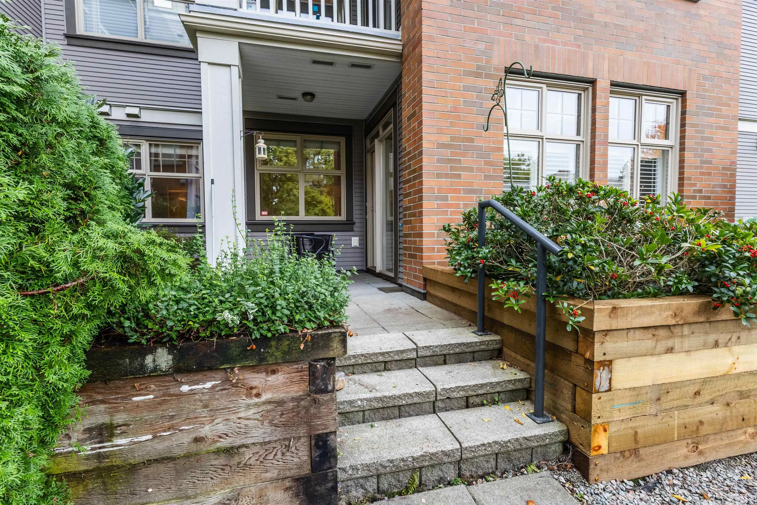 104 4883 Maclure Mews
