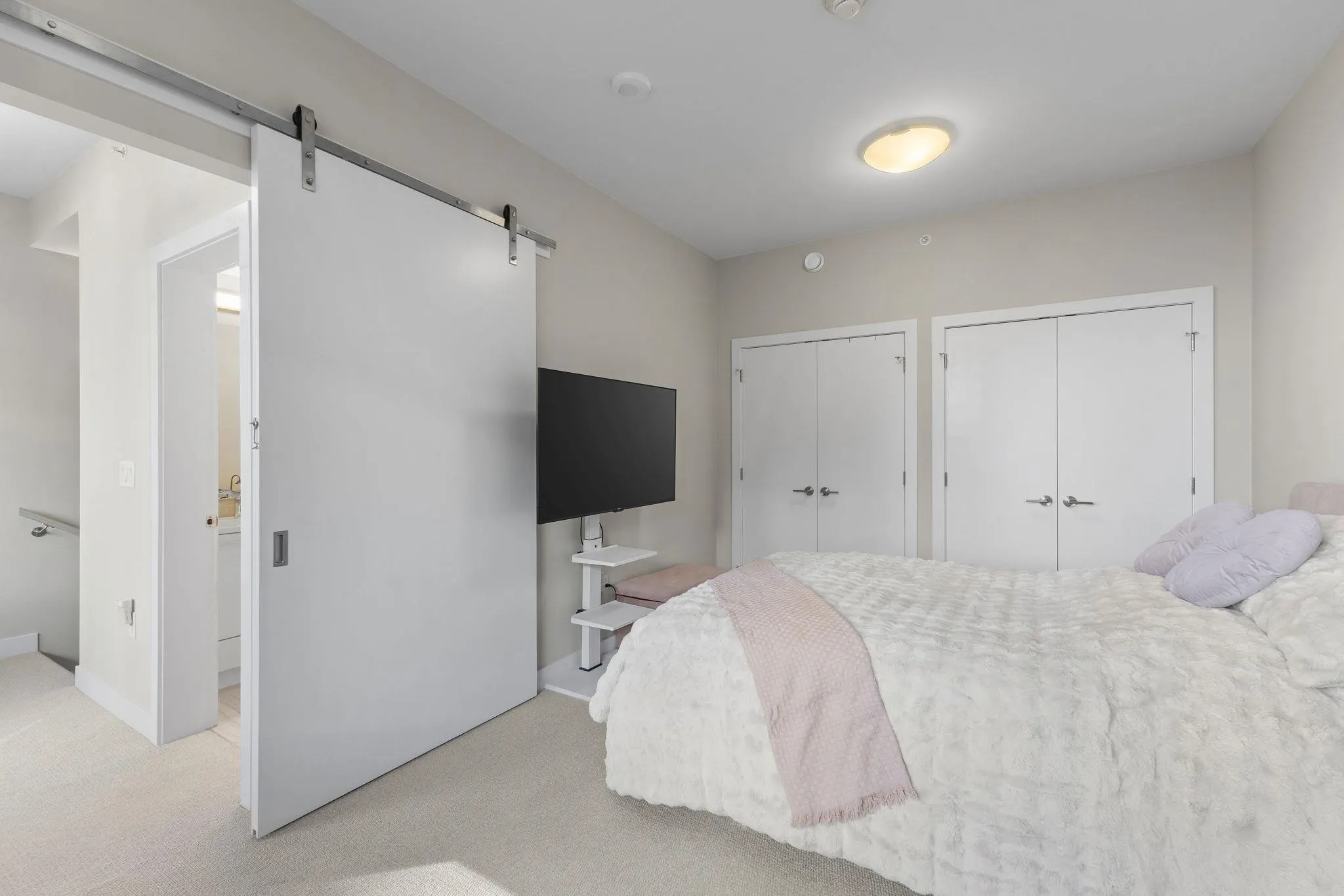 111 8761 University Crescent