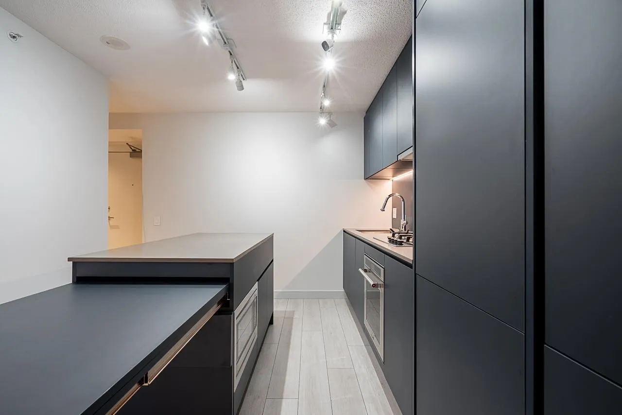 1106 988 Quayside Drive