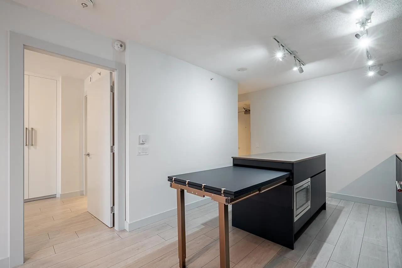 1106 988 Quayside Drive