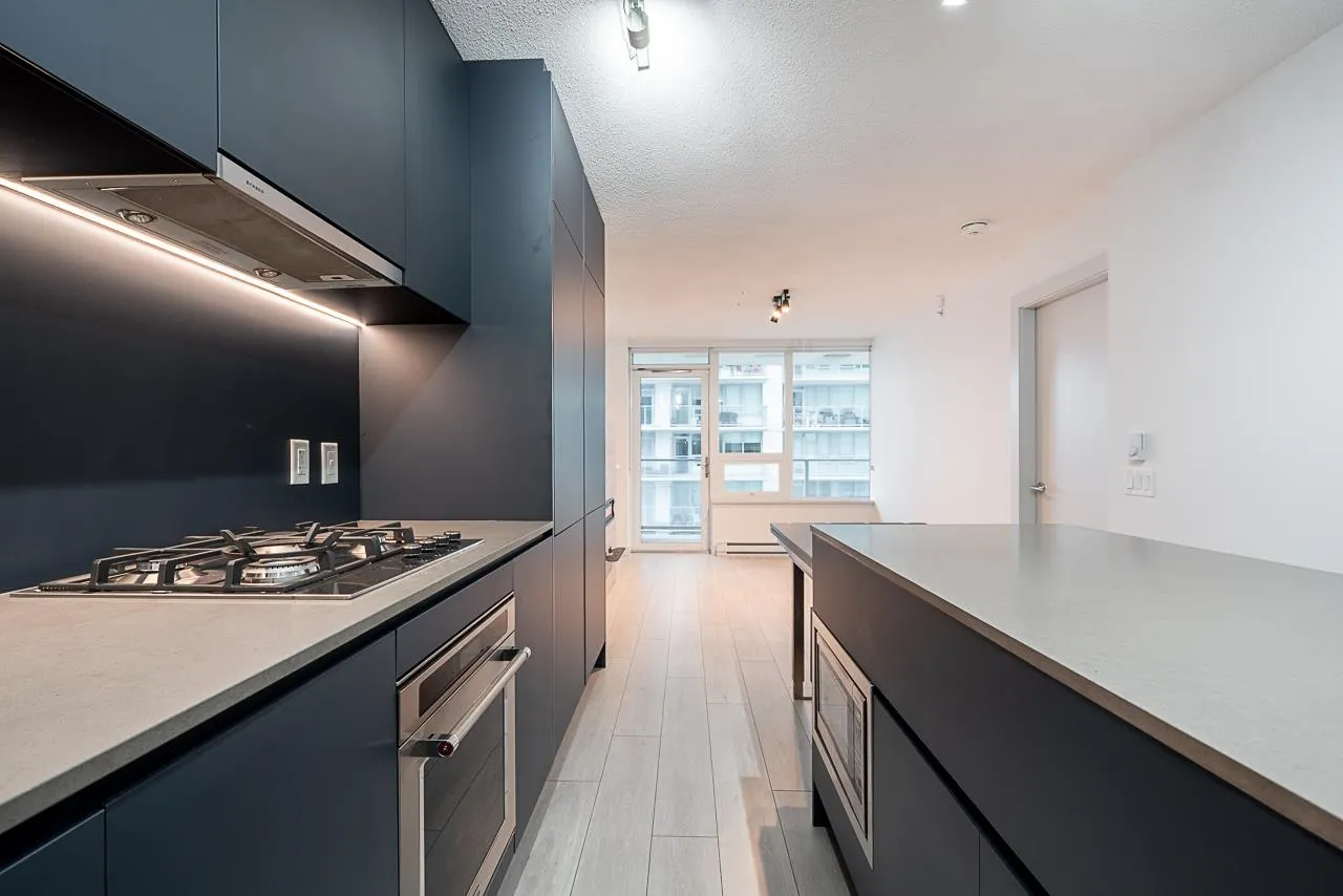 1106 988 Quayside Drive