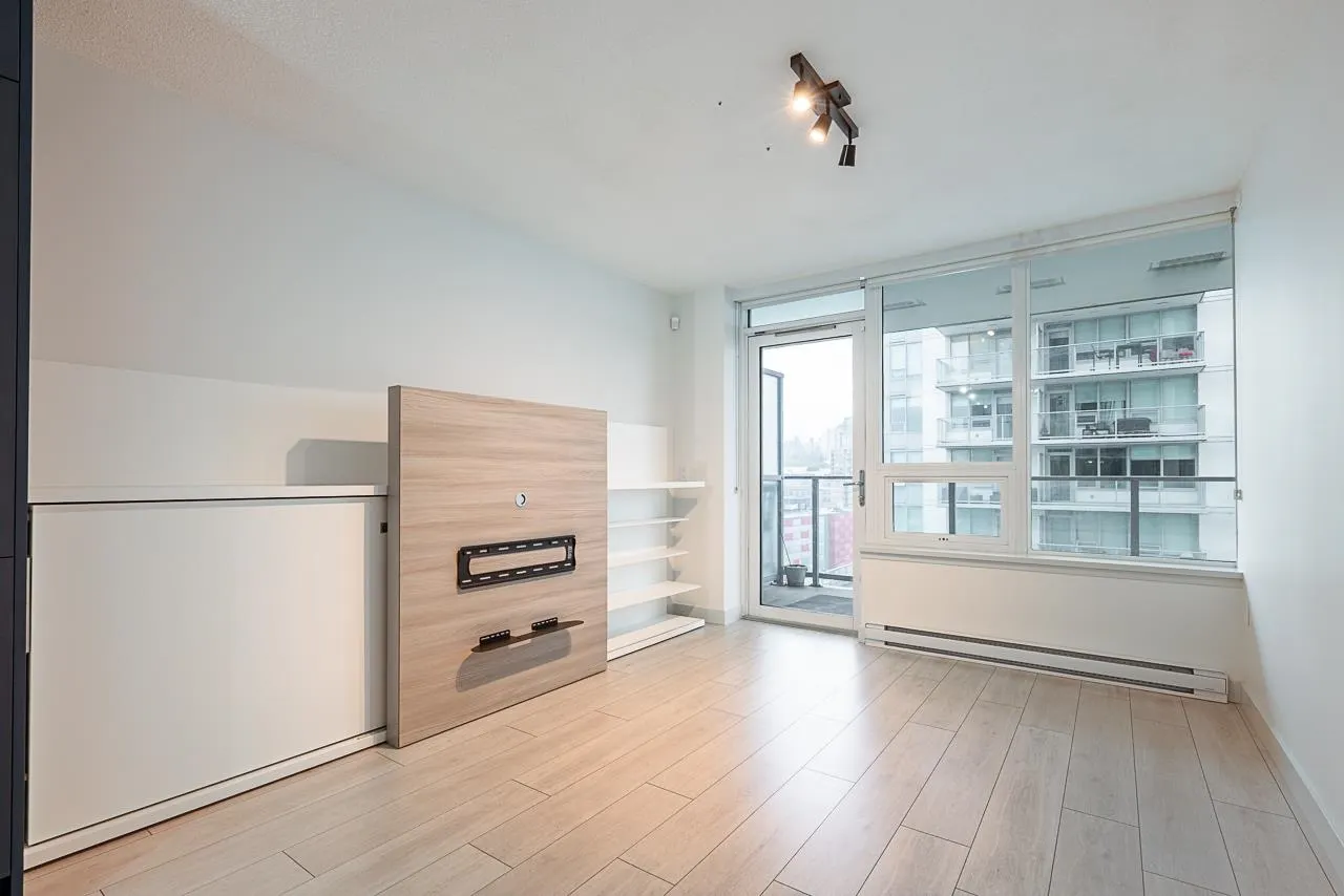 1106 988 Quayside Drive