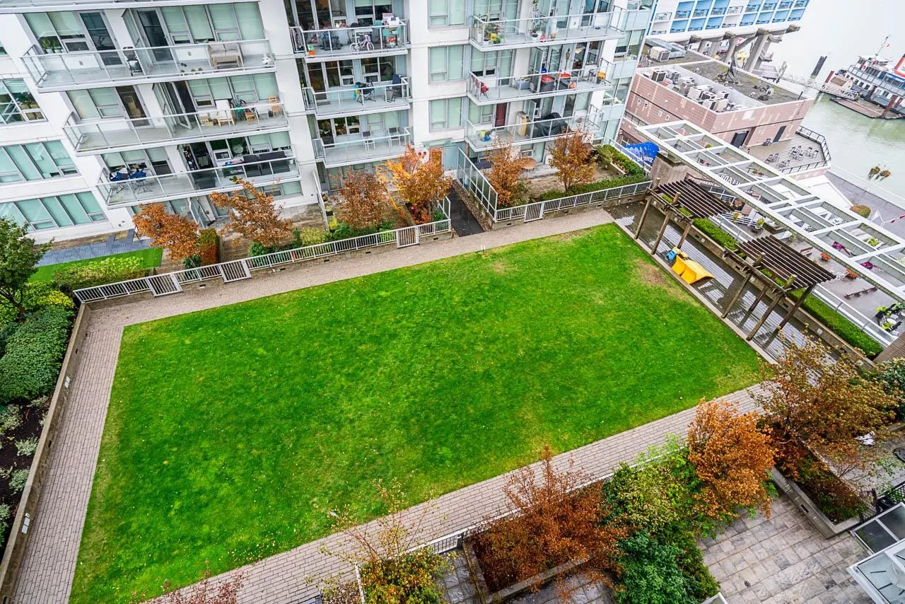 1106 988 Quayside Drive