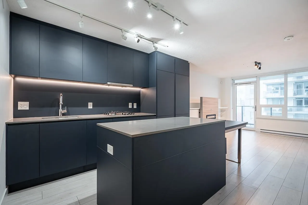 1106 988 Quayside Drive