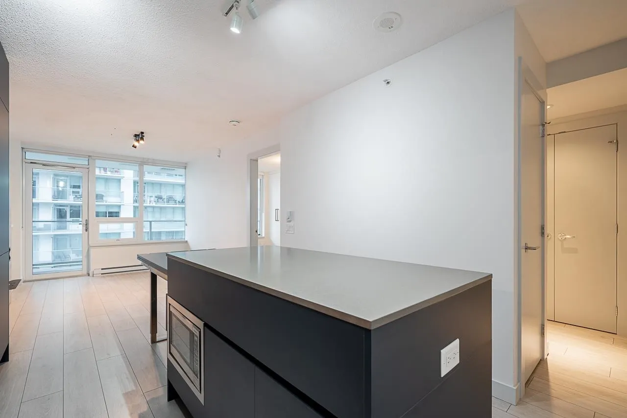 1106 988 Quayside Drive