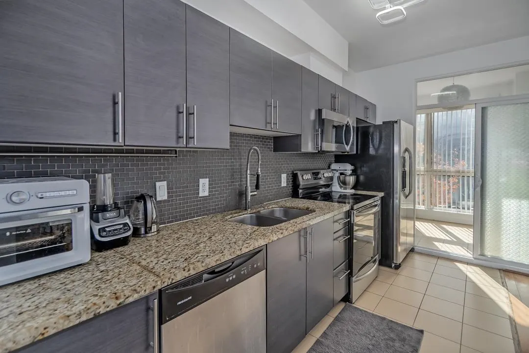 212 2239 Kingsway