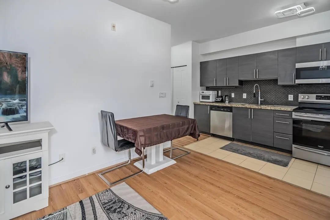 212 2239 Kingsway