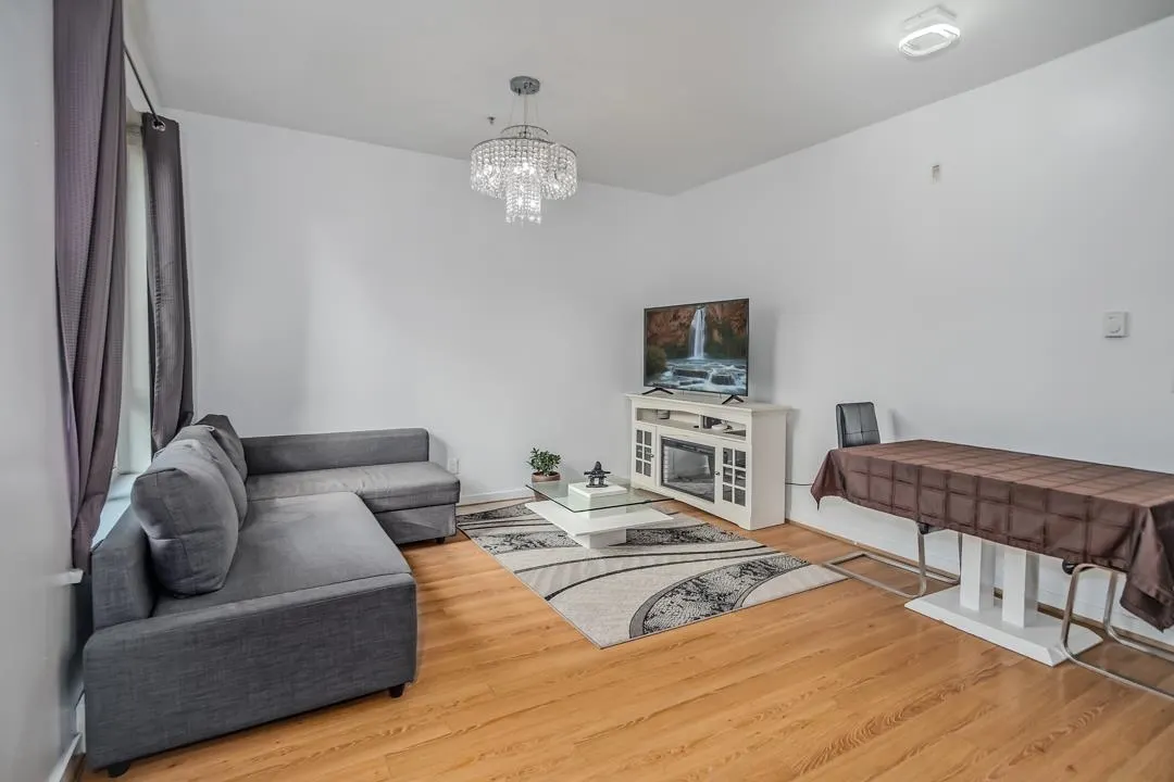 212 2239 Kingsway
