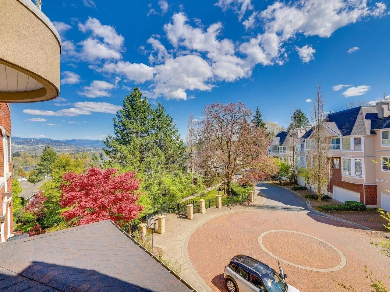 612 5262 Oakmount Crescent
