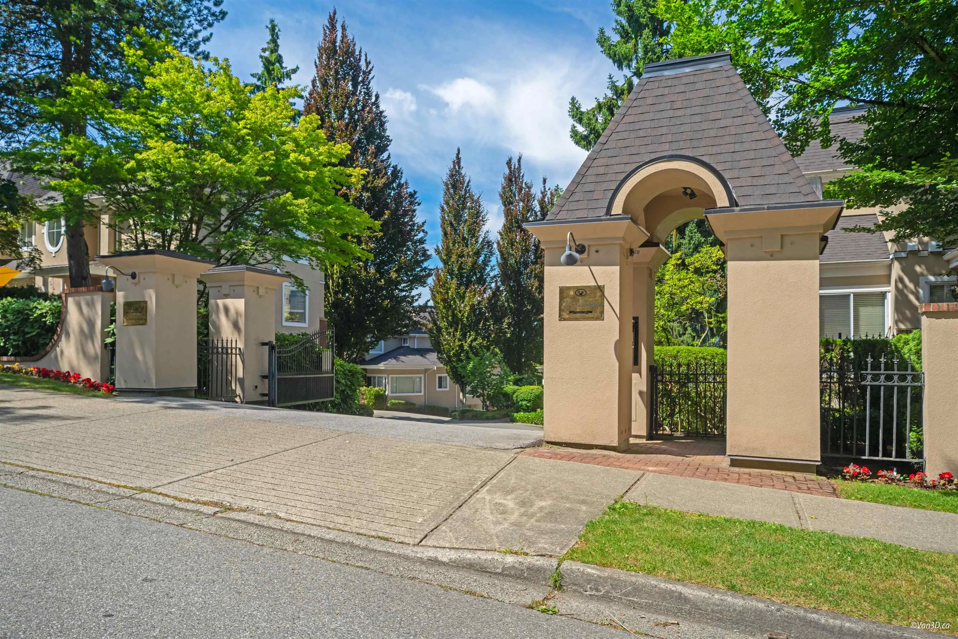 612 5262 Oakmount Crescent