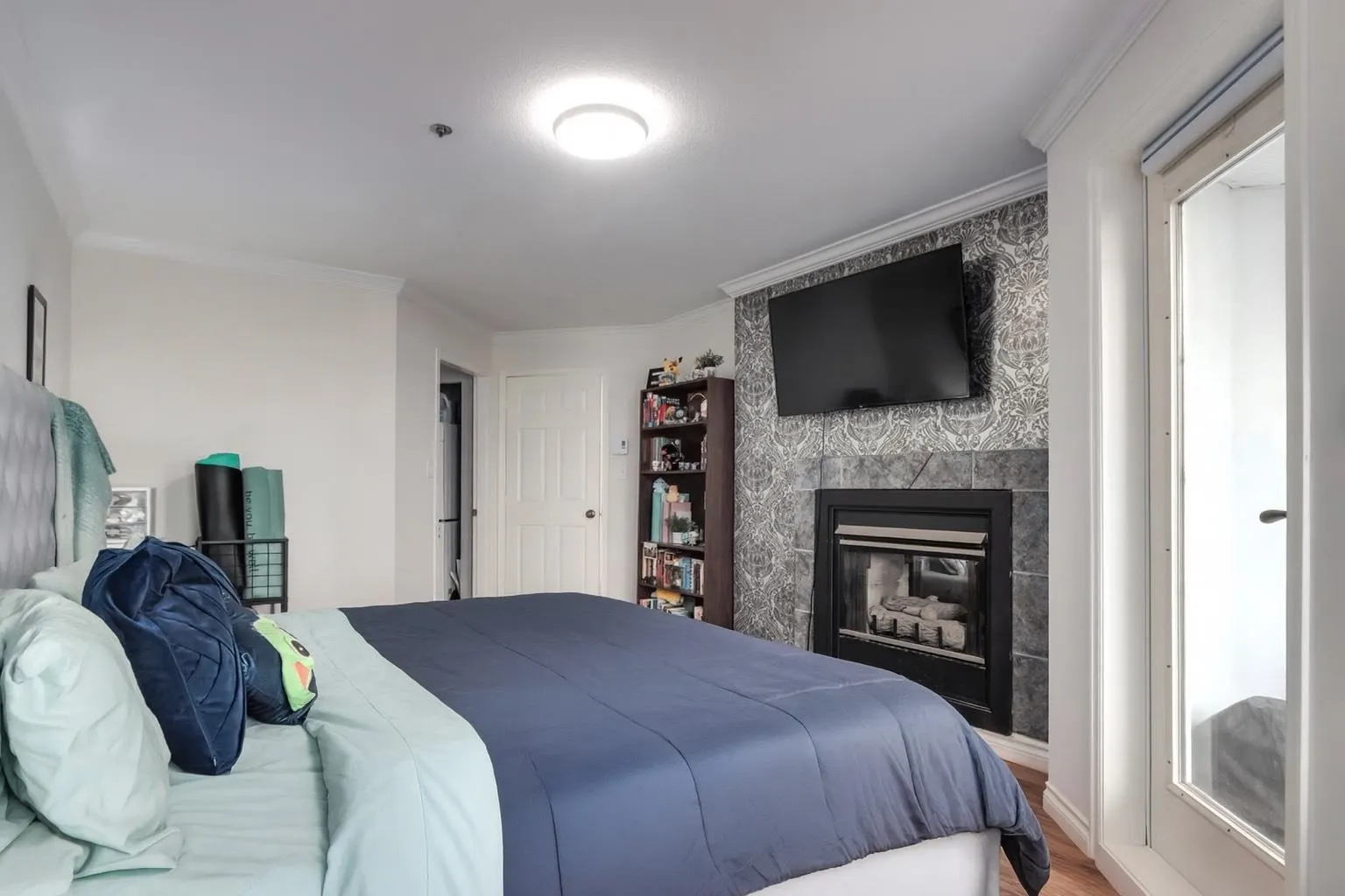 202 2335 Whyte Avenue