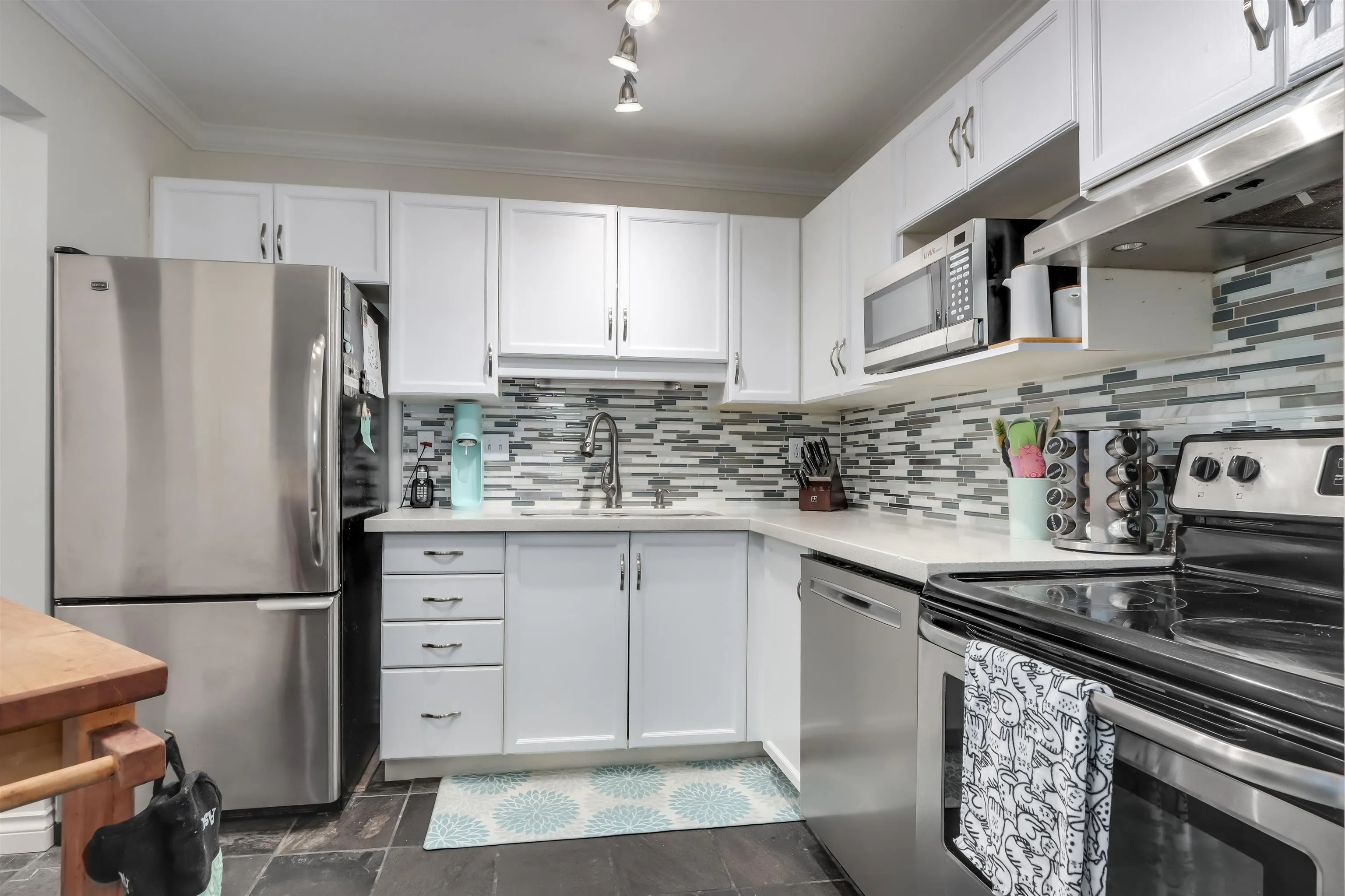 202 2335 Whyte Avenue