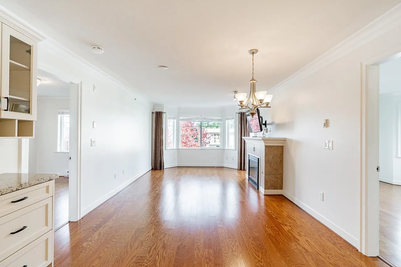 PH4 15357 Roper Avenue