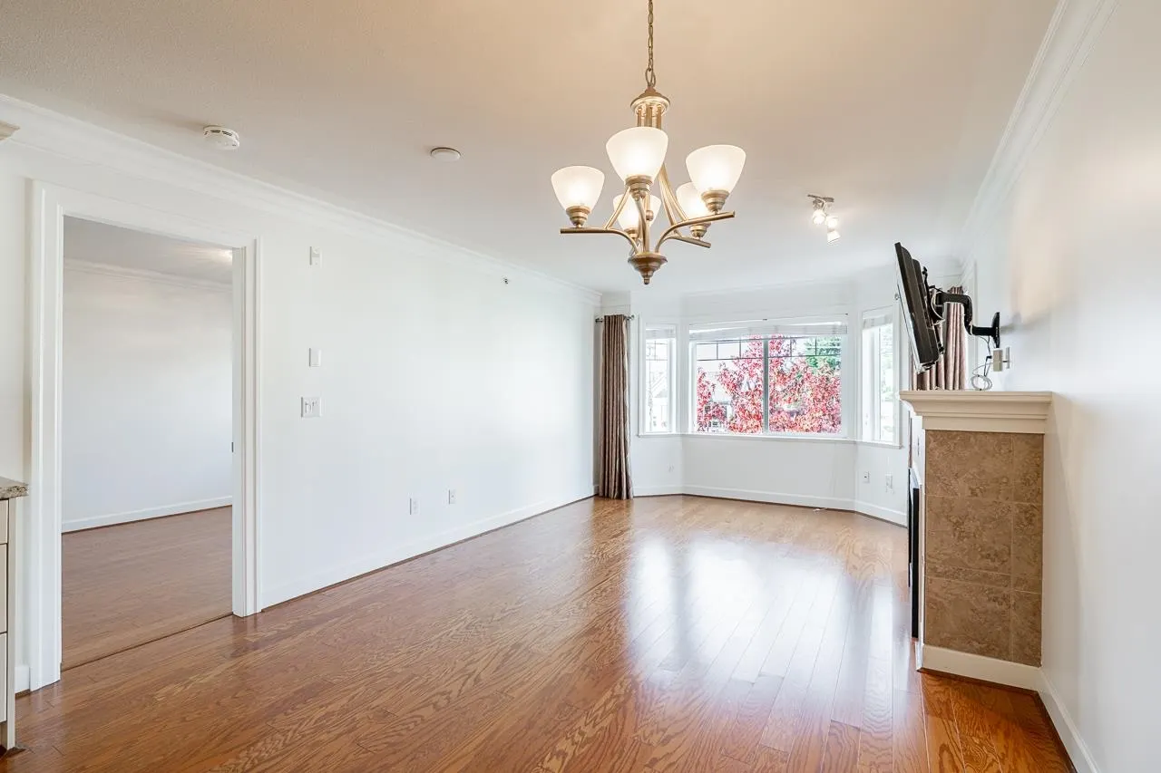 PH4 15357 Roper Avenue