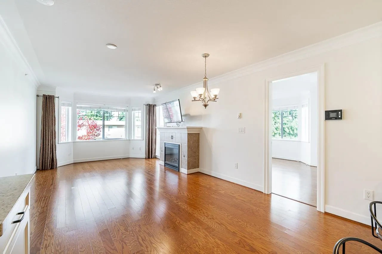 PH4 15357 Roper Avenue