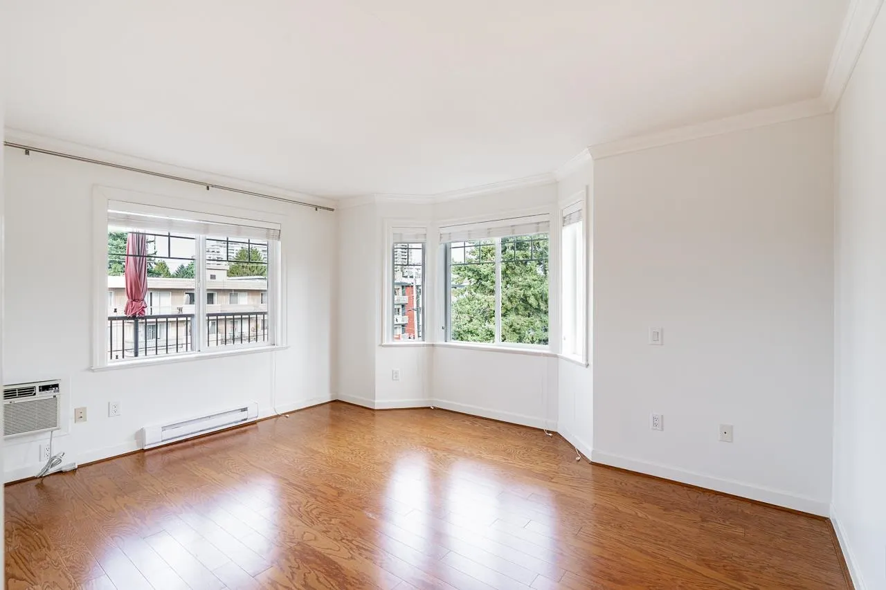 PH4 15357 Roper Avenue